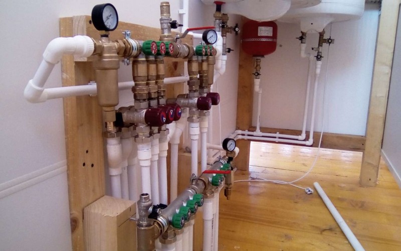 Монтаж распредколлектора водоснабжения с термосмесительными клапанами