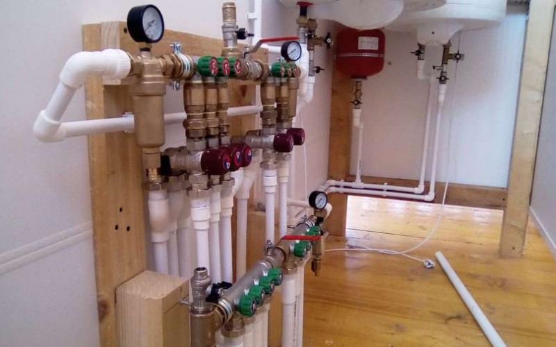 Распределительный коллектор в общественном учреждении