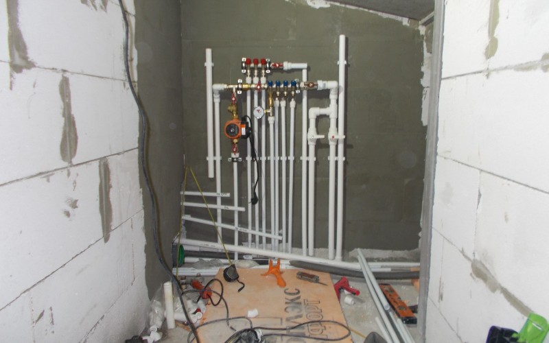 Рапределительный узел водопровода в доме.