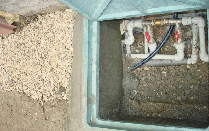 Водопроводный люк в частном дворе