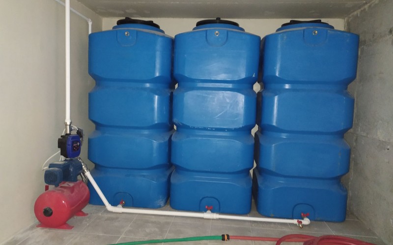 Установка емкостей для водоснабжения дома