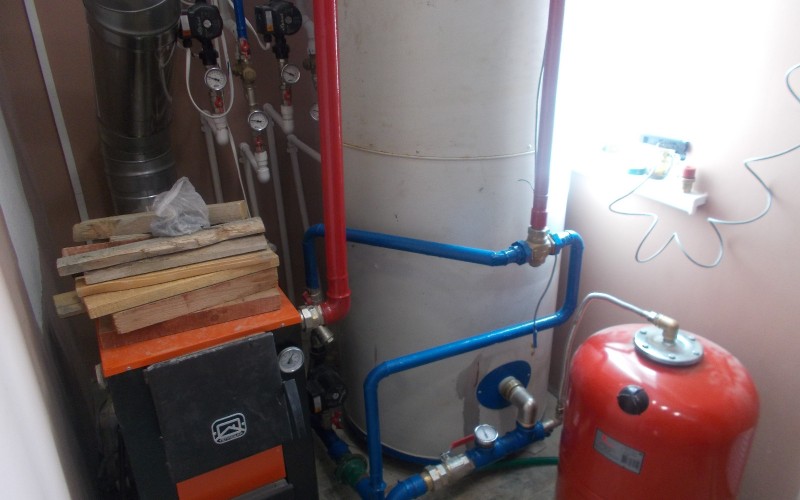 Монтаж котельной в Шелкино. Твердотопливный котел с буферной ёмкостью.